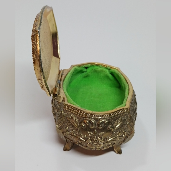 Vintage Ornate Footed Trinket Box with Lid, Vintage Rose Cameo Jewelry Box - Picture 5 of 8